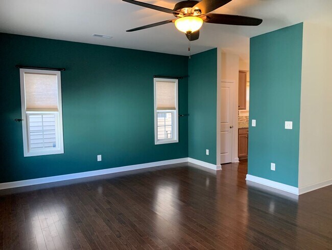 Building Photo - 3 Bedroom 2.5 Bath Townhouse 1 Car Garage