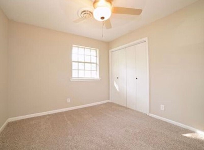 Building Photo - Move In Ready with Fenced Yard!