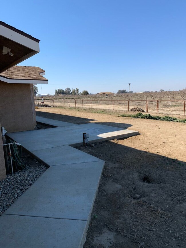 Building Photo - 5 Bd 4.5 Ba Country Home