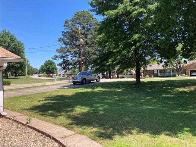 Building Photo - 927 Skyline Dr