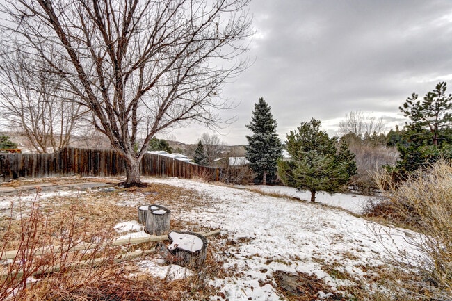 Building Photo - Unique, Rustic, and Spacious Living! Walk ...