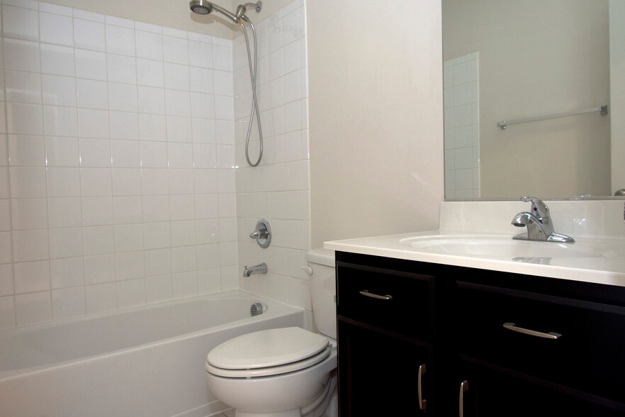 Secondary Hallway Bathroom - 105 Gristmill Ct