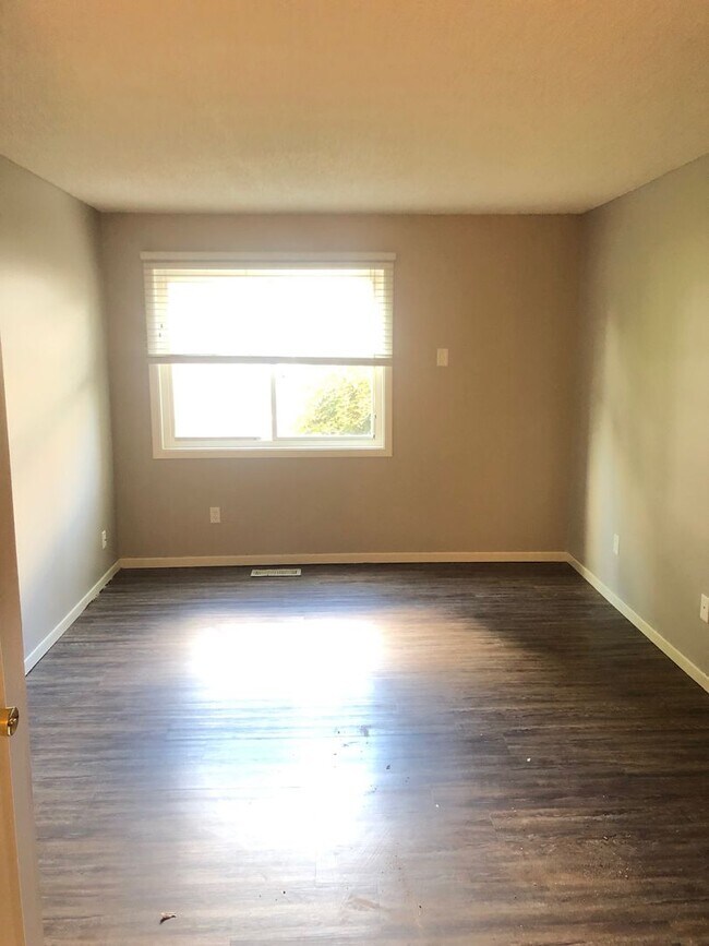 Building Photo - Main Floor Condo Available September 1, Up...