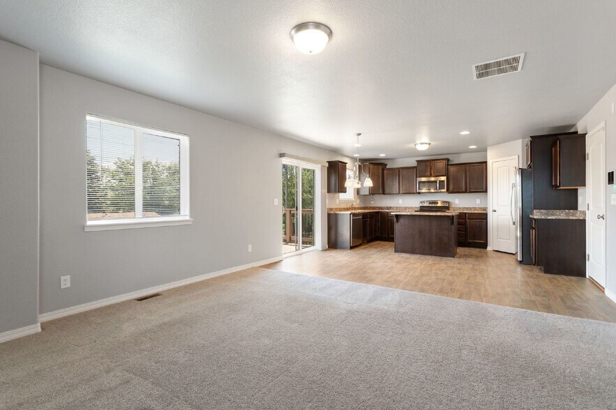 Building Photo - Spacious 4-Bed Home Minutes from Fort Cars...