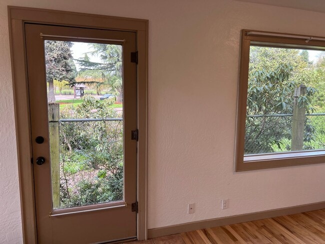 Building Photo - 3 Bed, 1.5 Bath near Rose Garden and Willamette River bike path in Whiteaker