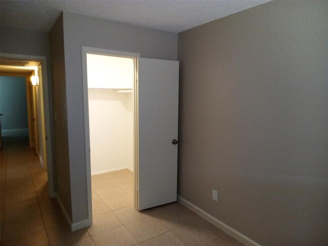 Building Photo - 9939 Quail Blvd