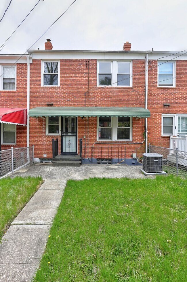 Building Photo - 3 Bedroom 2 Full Bath Row Home Minutes from Morgan State