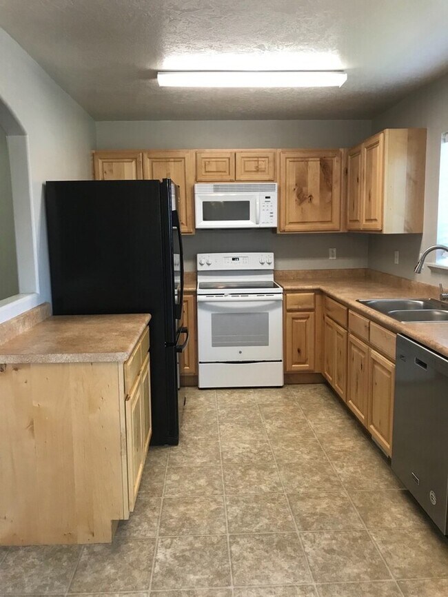 Building Photo - Stunning Saratoga Springs Townhome