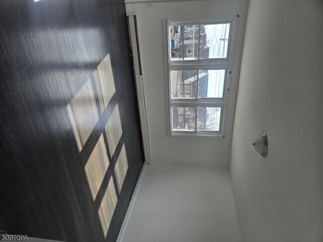 Building Photo - 115 Pine St