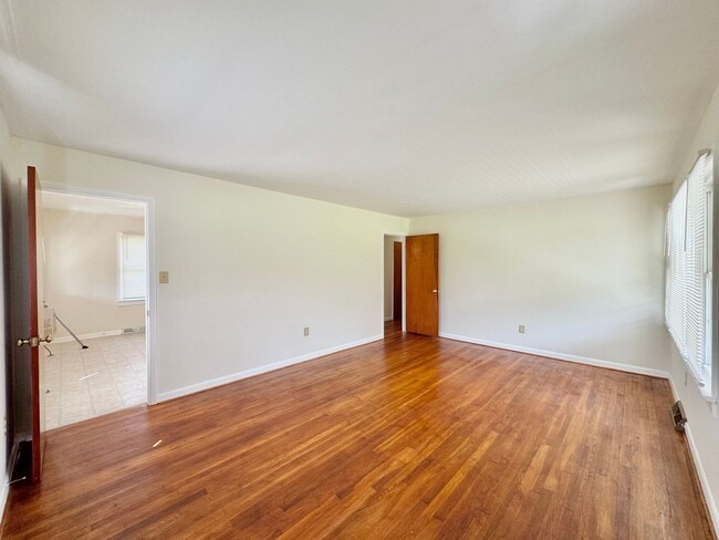 Building Photo - Southern Charm