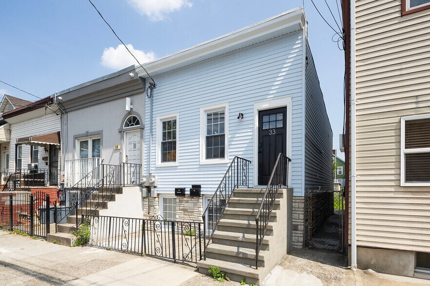 Building Photo - 33 Kossuth St
