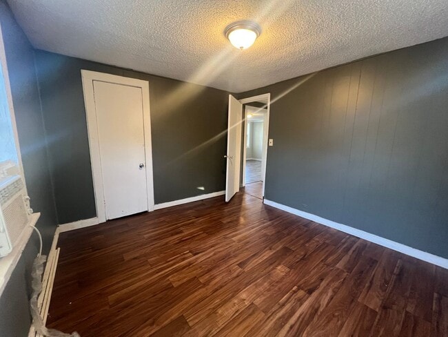 Building Photo - 2 Bedroom 1 Bathroom Home off Fosters Ferry