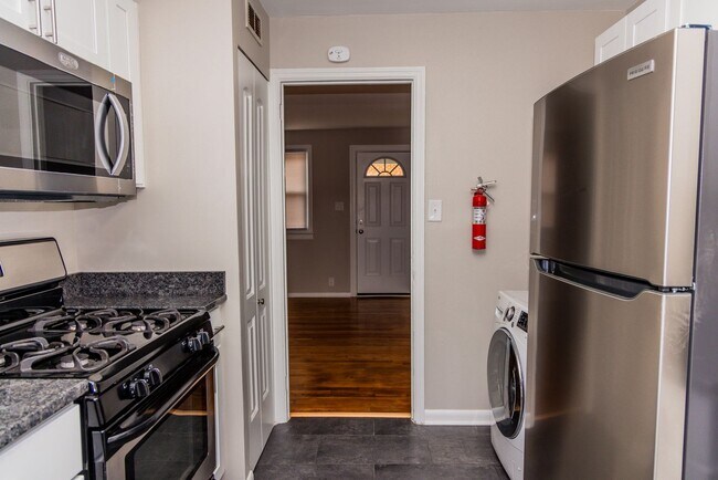 Building Photo - ONE MONTH FREE-Sign by 2/28/2026: Walk to Carytown & the Fan