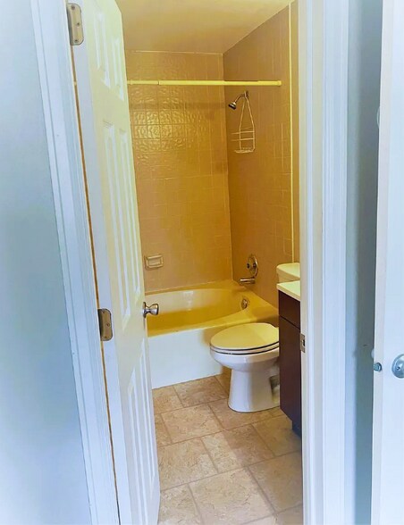 Building Photo - 8225 Fairmount Dr