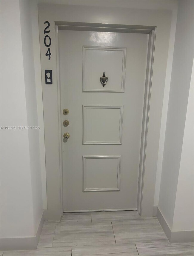 Building Photo - 303 Racquet Club Rd