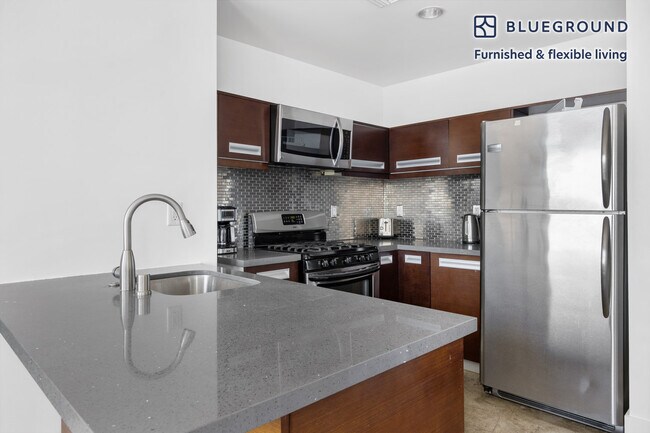 Building Photo - 810 S Spring St