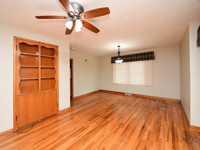 Building Photo - 405 E 5th St