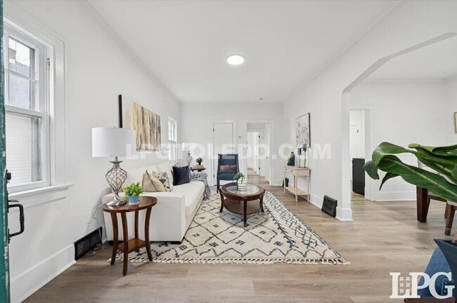 Building Photo - 1044 Hawk St