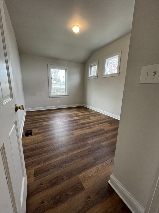 Building Photo - 644 Cowles Ave