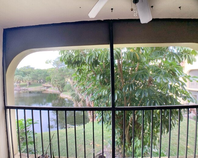 Building Photo - 924 SW 9th St Cir