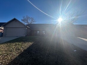 Building Photo - 3005 SW Amberwood Ave