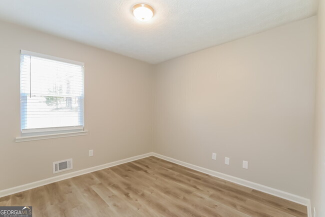 Building Photo - 3860 Ferncliff Rd SW