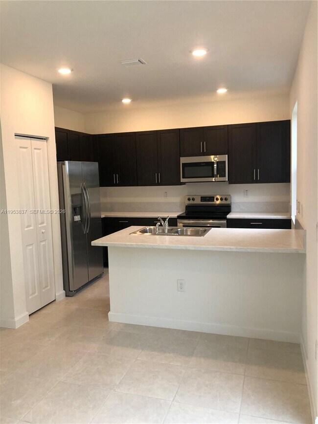 Building Photo - 2610 SE 13th St