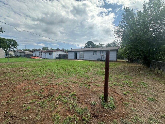 Building Photo - 3 bed, 1 bath, 1 car garage
