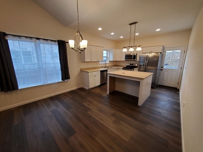 Building Photo - Charming 3-bedroom/2-bathroom duplex home in Washington, IL