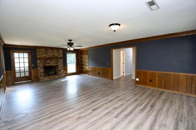 Building Photo - 579 Sierra St