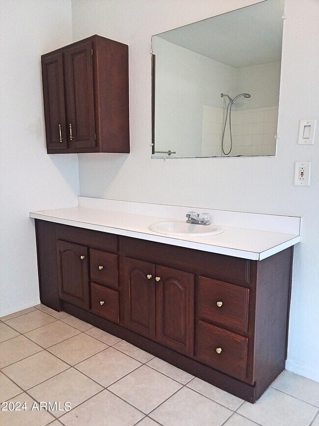 Building Photo - 95 E Jennifer Ln