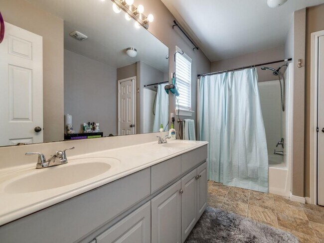 Building Photo - 9651 Oak Hill Dr