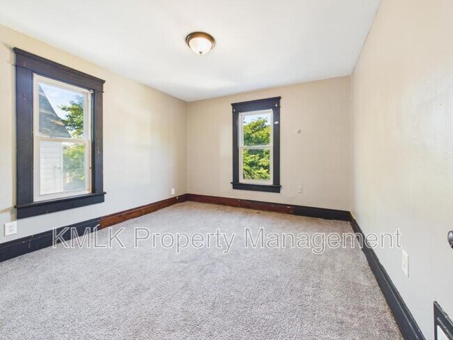 Building Photo - 701 Kling St