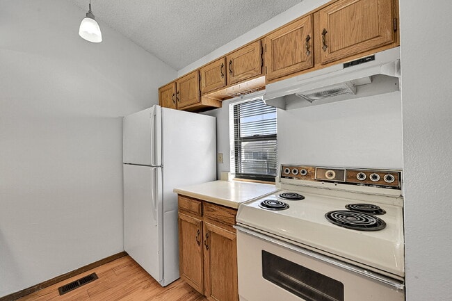 Building Photo - $2,130.95  - $500 OFF First Month's Rent - 3 Bedrooms, 2 Bathrooms Townhouse in Aurora with Washe...