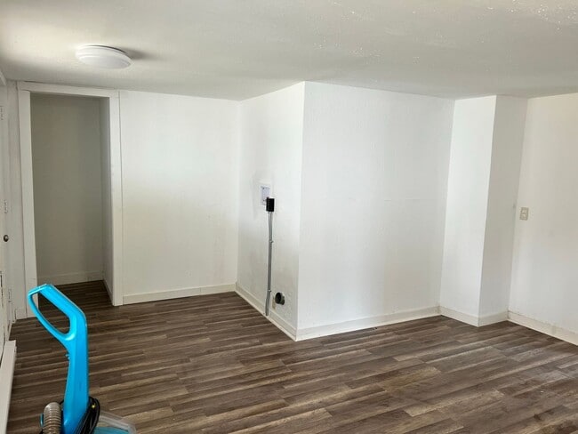 Building Photo - 3 Bedrooms, 1 Bathrooms Single Family Home...