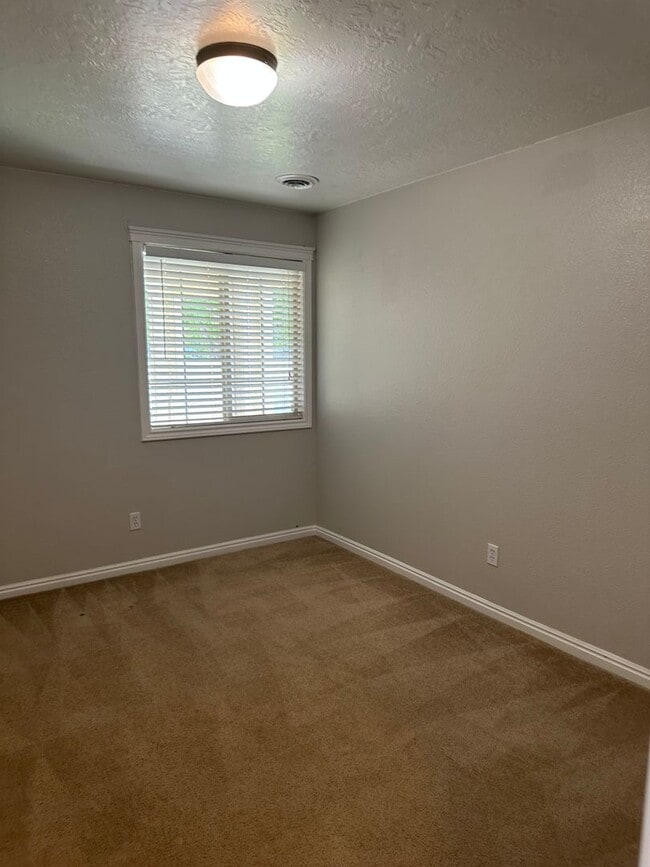 Building Photo - $1,995.00 / Ready Now this 4 bedroom home ...