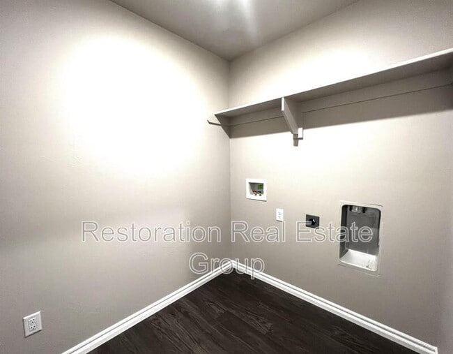 Building Photo - 2717 Dennis Dr