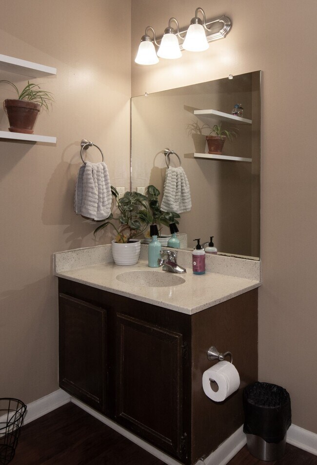 Building Photo - Hardy Manor Apartment Homes