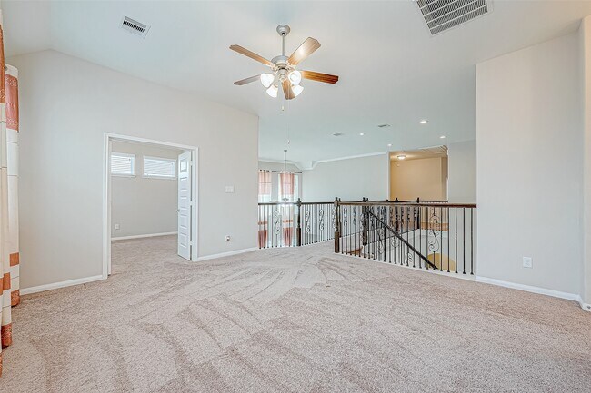 Building Photo - 25719 Oakwood Knoll Dr