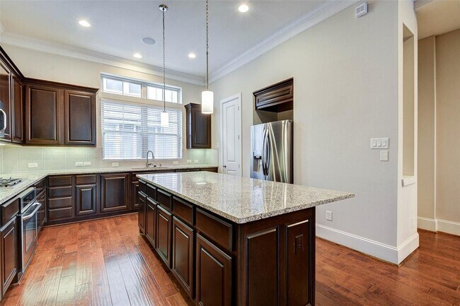Building Photo - 720 N Shepherd Dr
