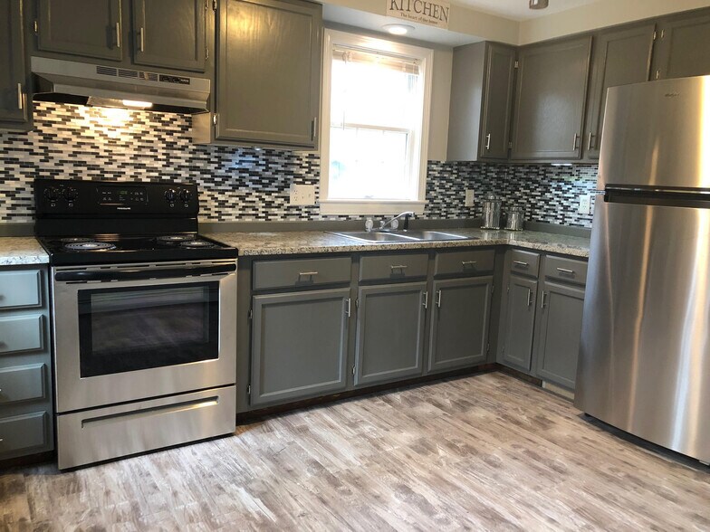 Large eat in Kitchen - 630 Palmer Ave