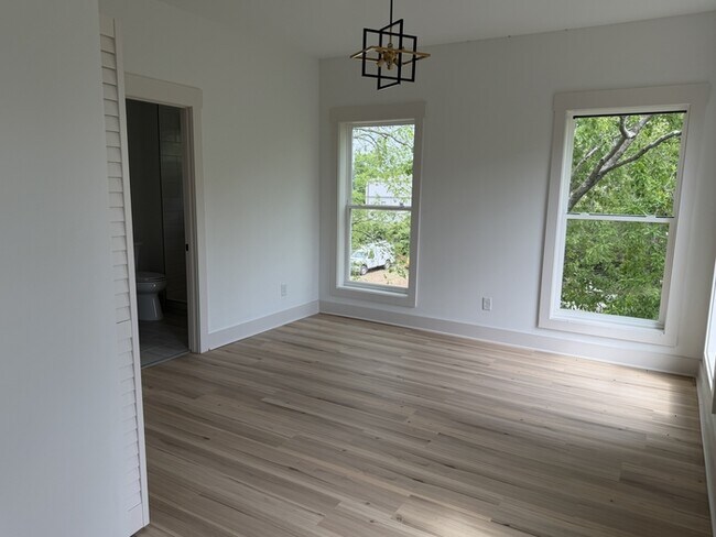 Building Photo - 105 Hart Ln