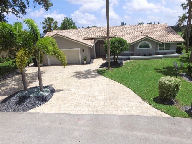 Building Photo - 2748 Oak Tree Ln