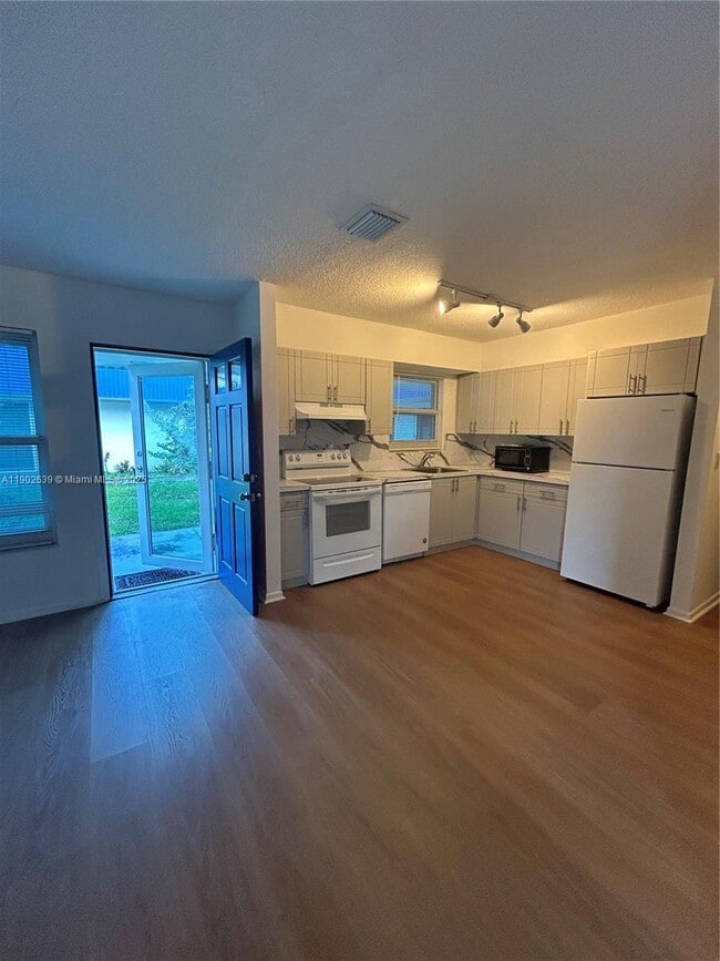 Building Photo - 305 Lewis Ln