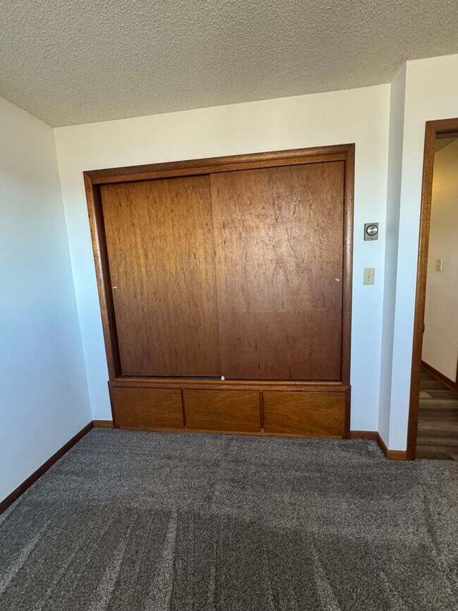 Building Photo - Country living at its best! Traditional farm house avail NOW