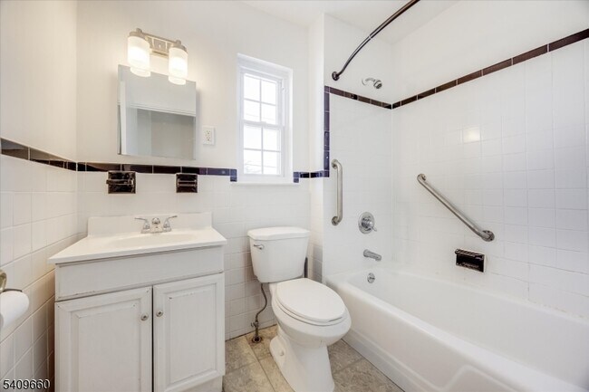 Building Photo - 14 Wedgewood Dr