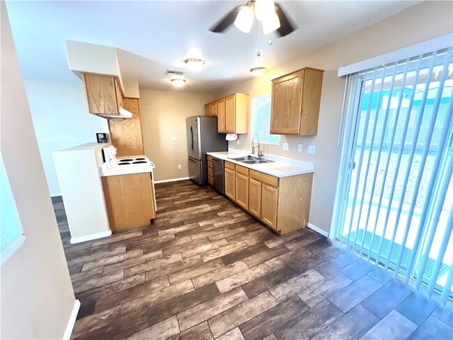 Building Photo - 848 Roadrunner Dr