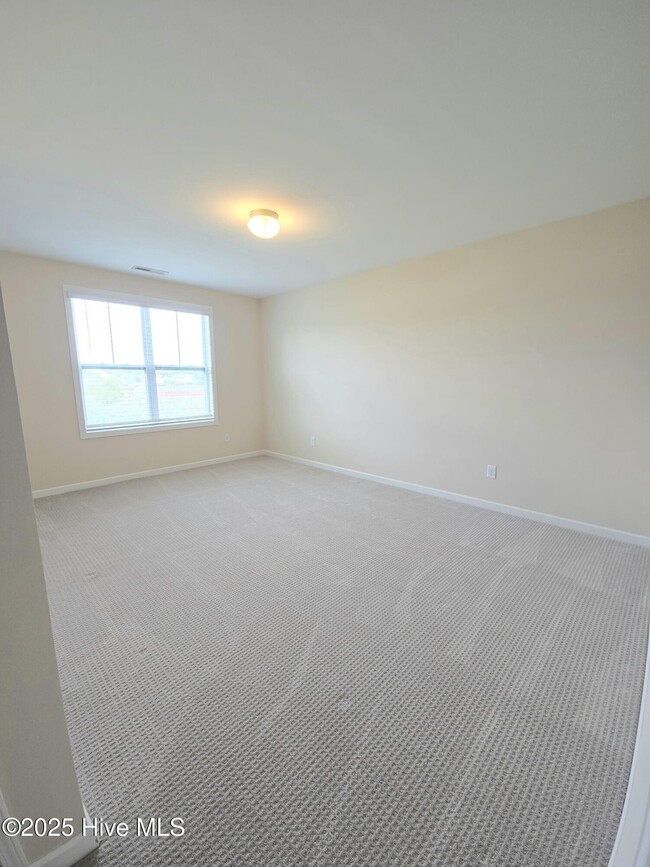 Building Photo - 743 Pine Cone Dr