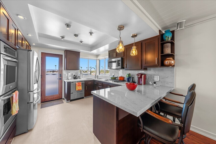 Building Photo - 760 Manhattan Beach Blvd