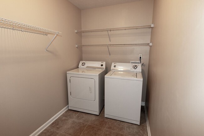 Building Photo - Home for rent in Hghland Ridge
